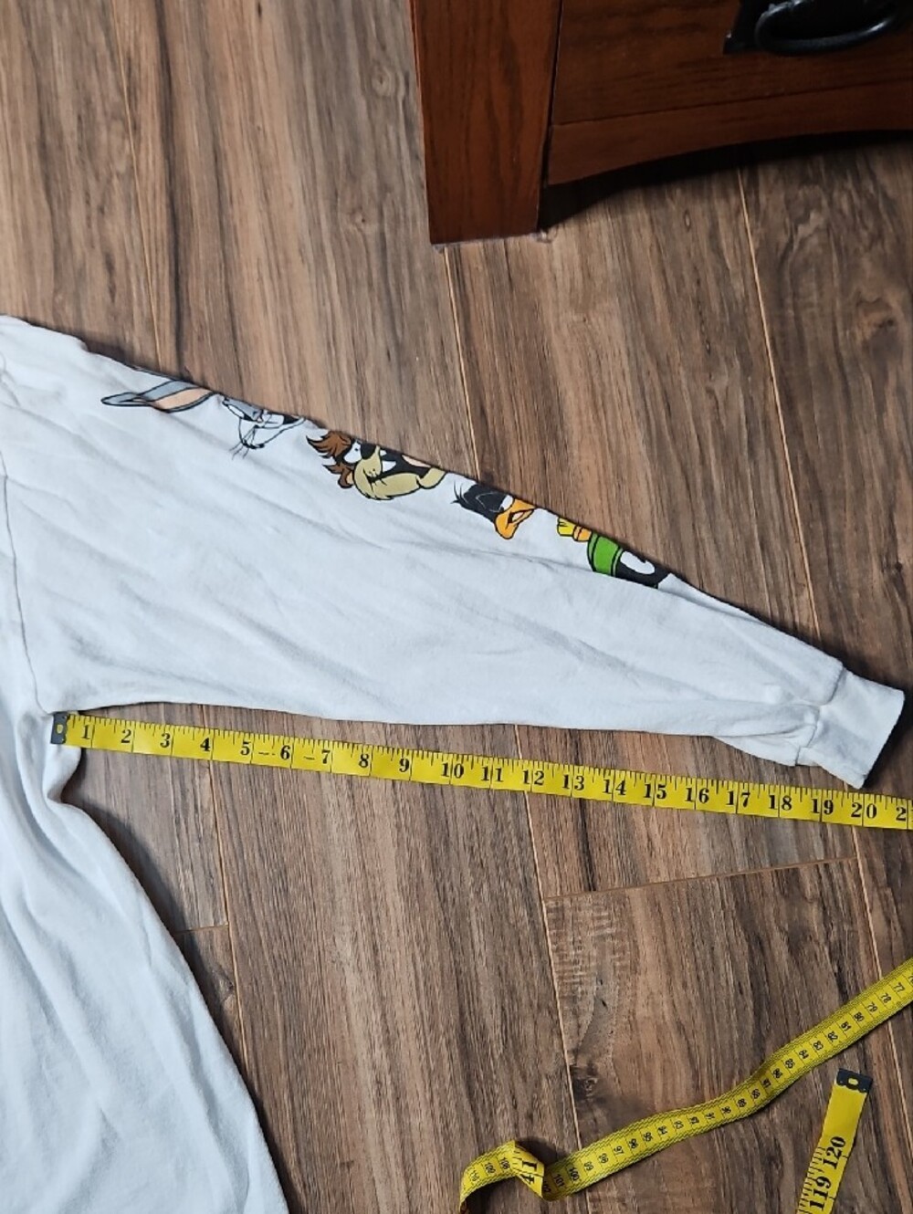 Warner Bros. White Looney Tunes Long-Sleeve Tee with Colorful Character Print XL - Picture 8 of 9